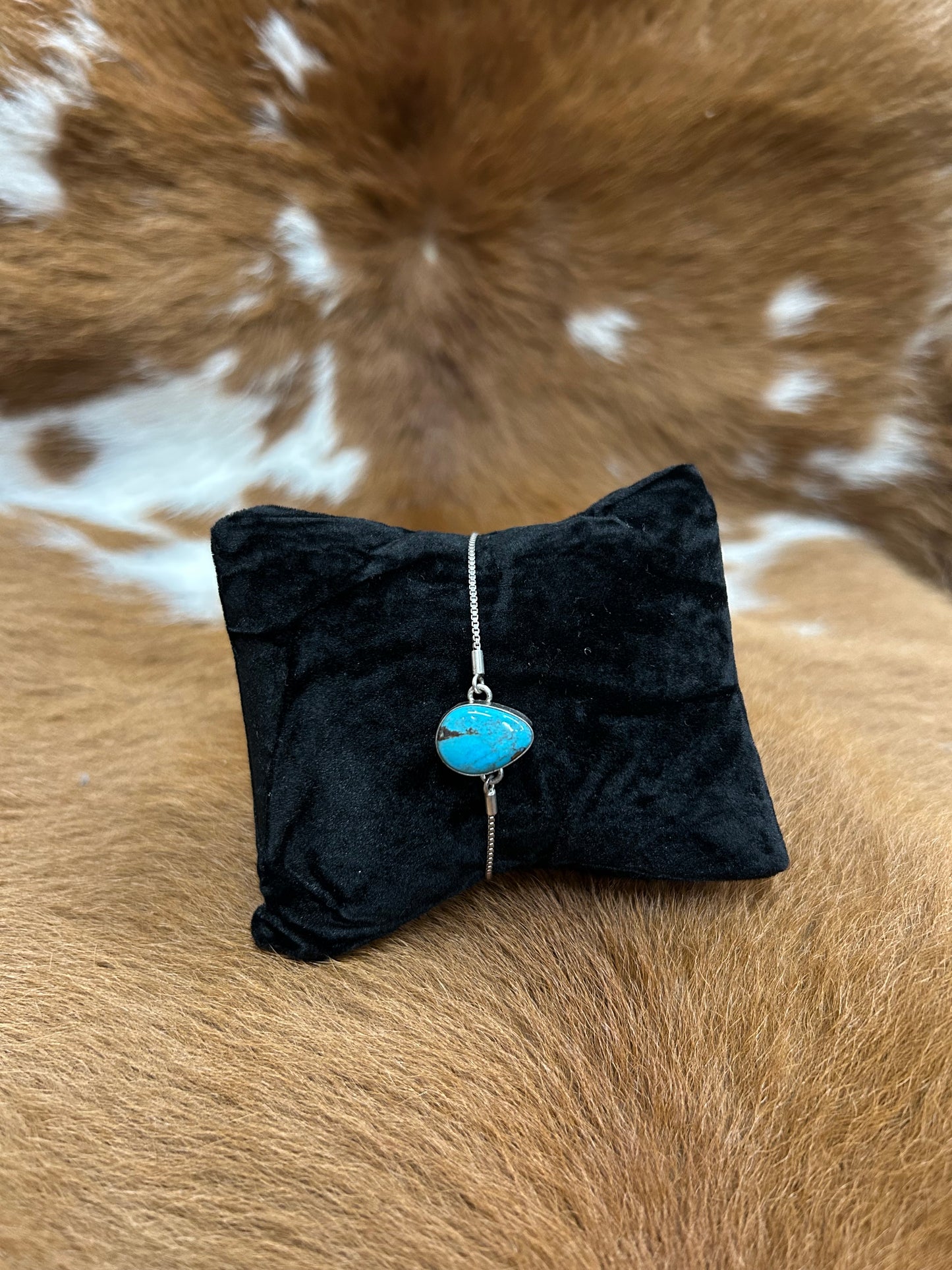 Slidding Adjustable Single Stone Bracelet