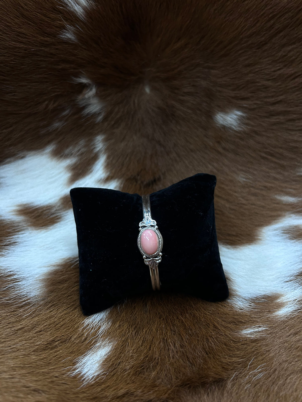 Single Stone Pink Conch Cuff