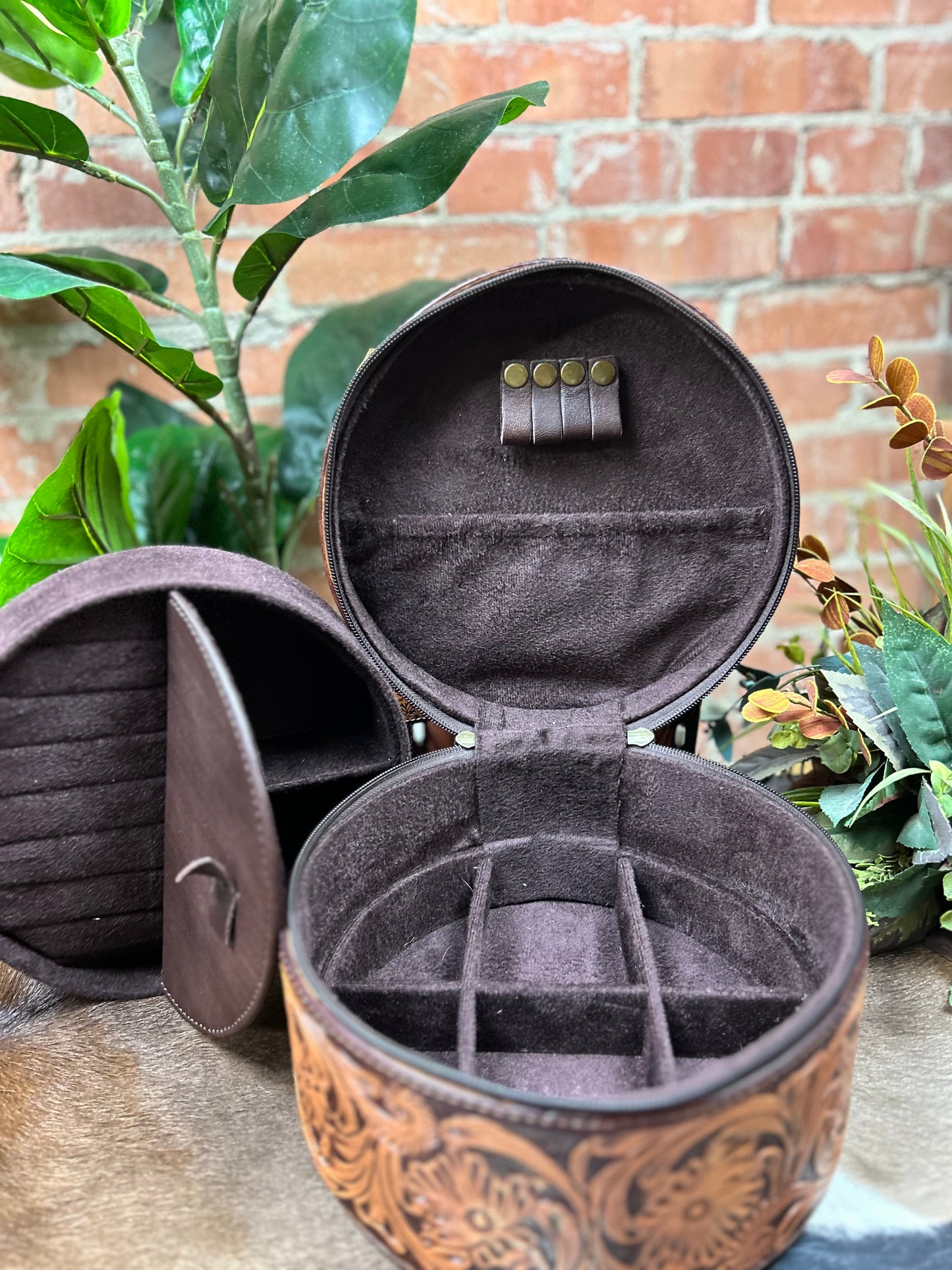 Round Tooled Jewelry Box