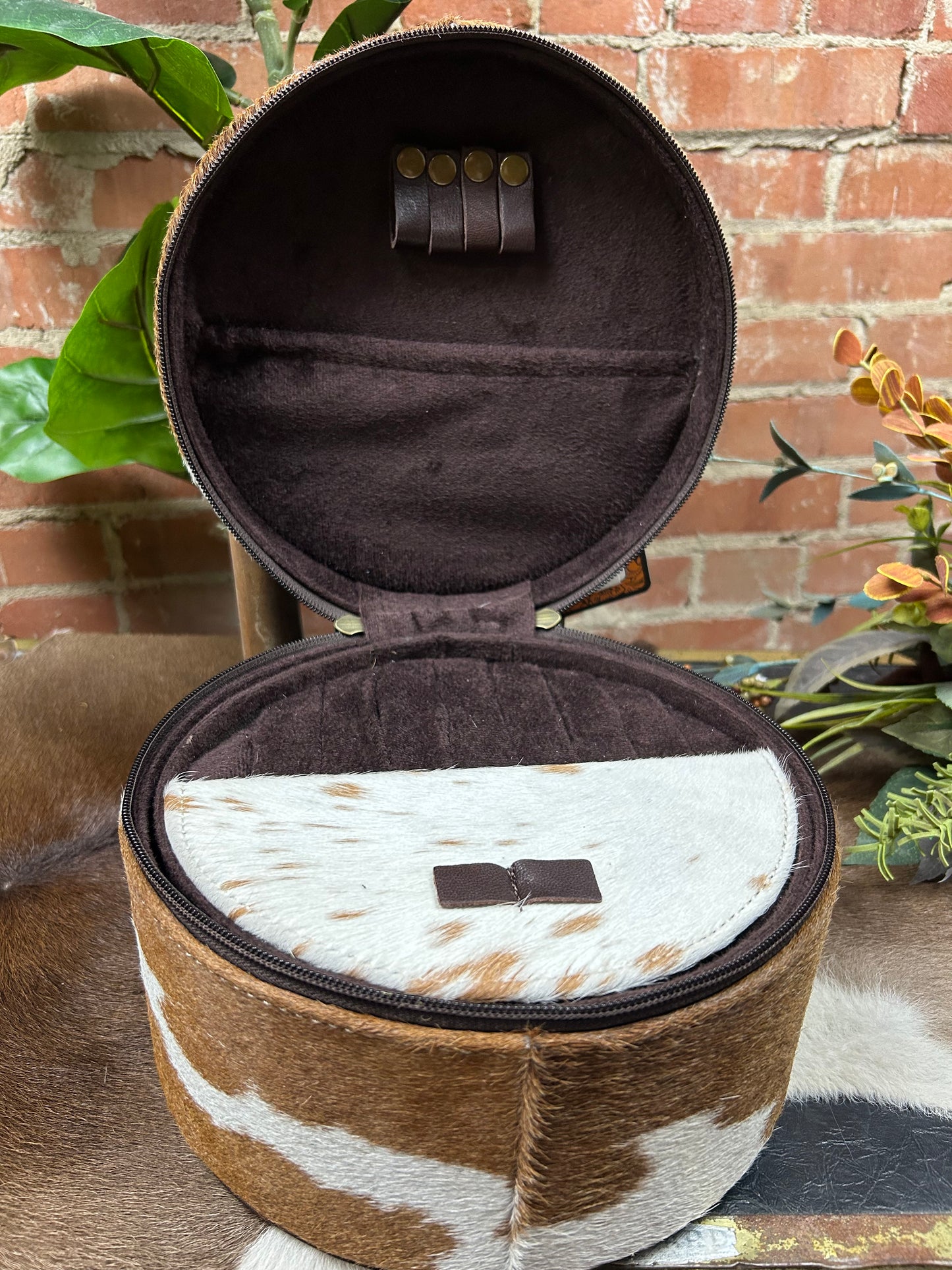 Round Cowhide/Tool Jewelry Box