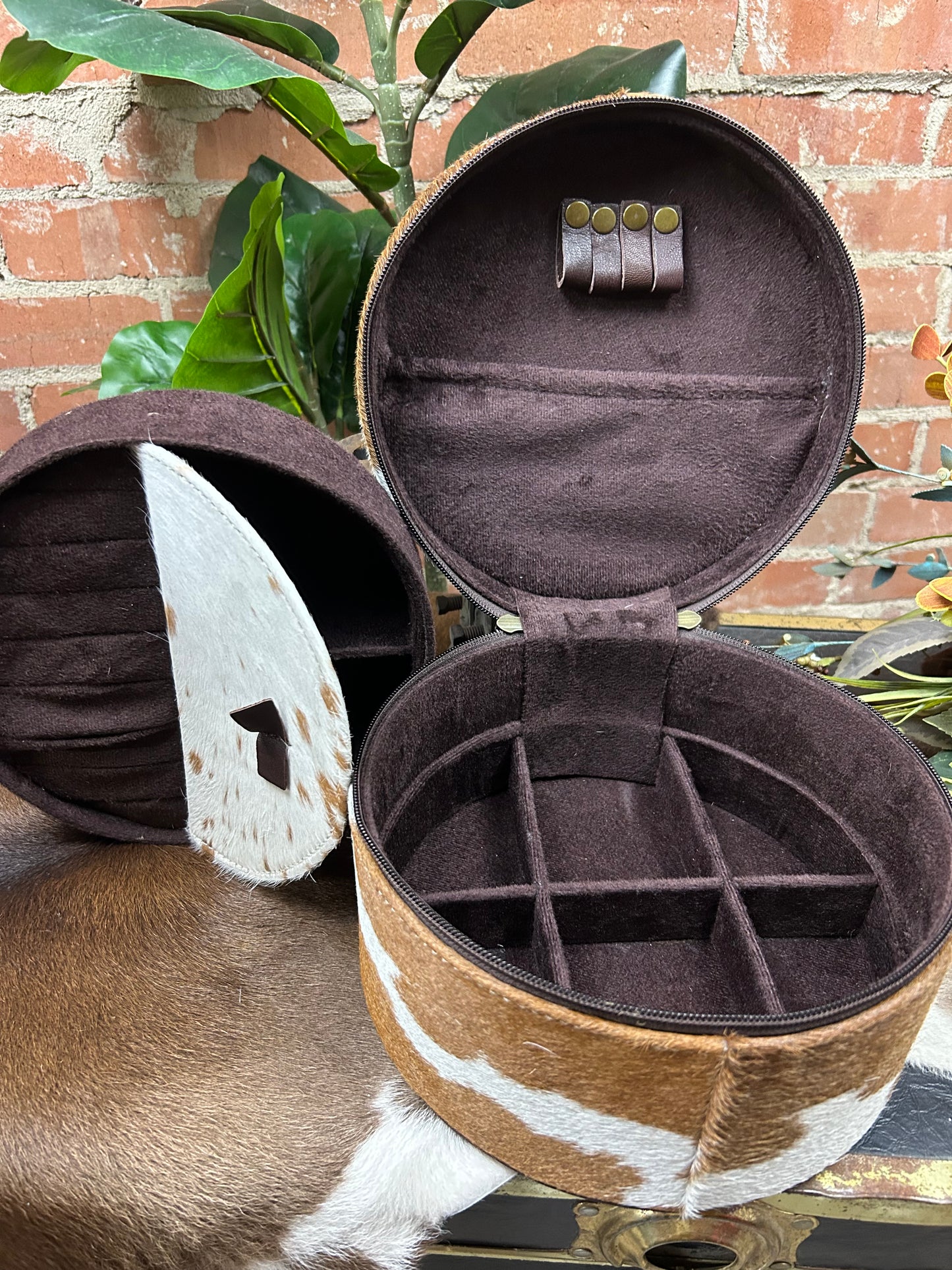 Round Cowhide/Tool Jewelry Box