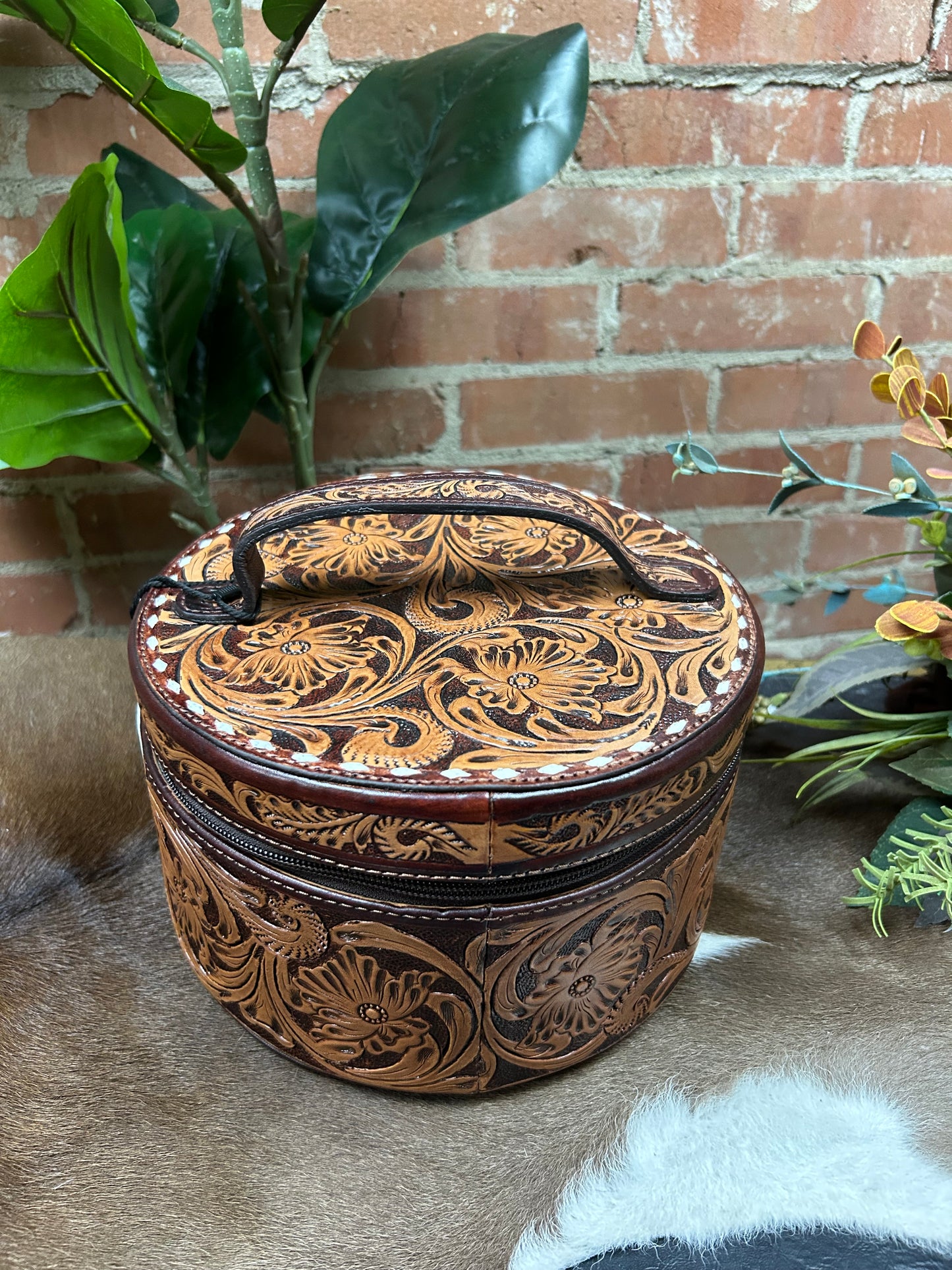 Round Tooled Jewelry Box