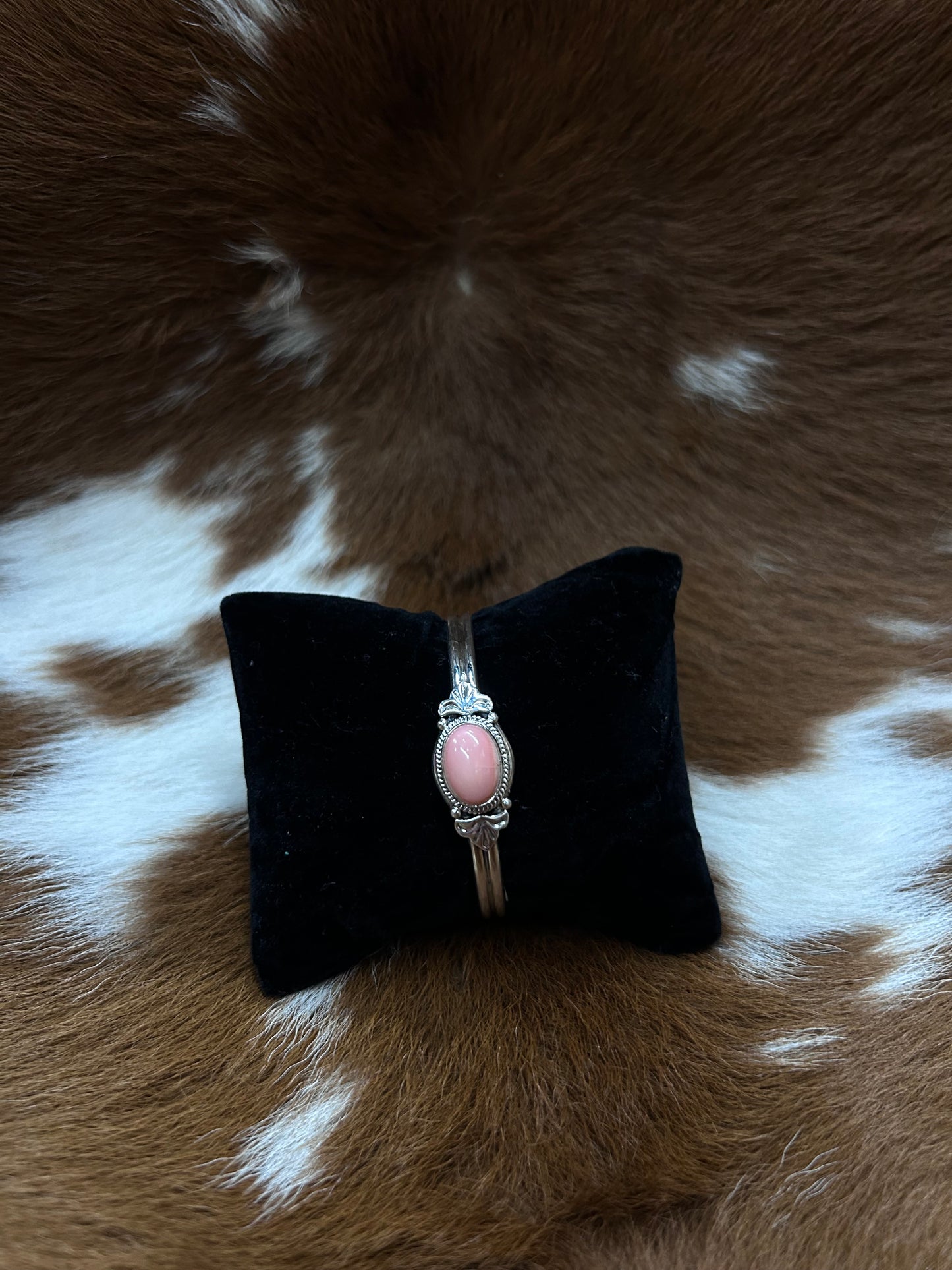 Single Stone Pink Conch Cuff